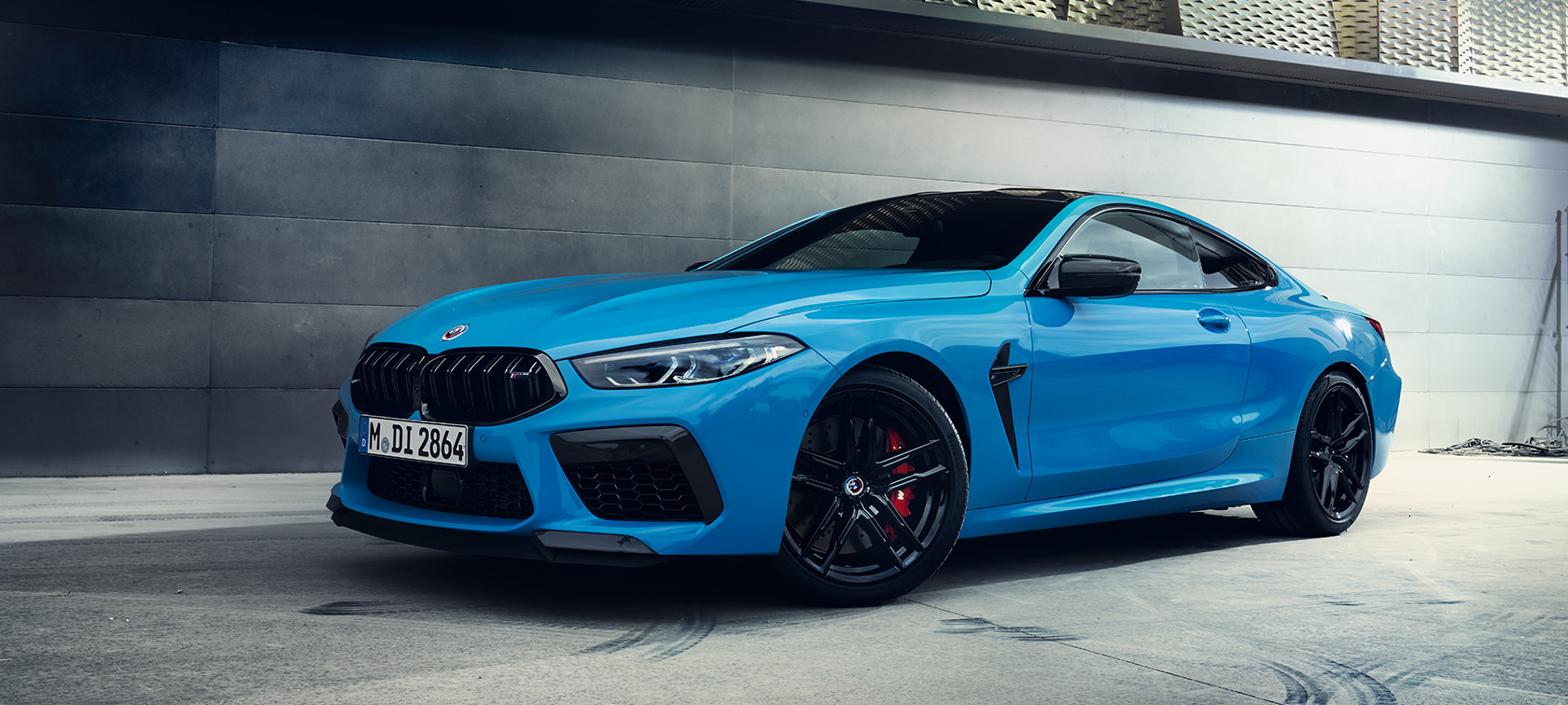 BMW M8 Competition Coupé F92 LCI Facelift 2022 Daytona Beach Blue uni kolm neljandikku külgvaade seina ees seistes