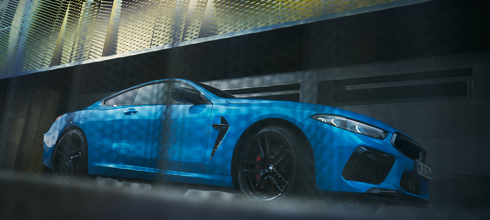 BMW M8 Competition Coupé F92 LCI Facelift 2022 külgvaade seistes, madala nurga võte BMW M8 Competition Coupé F92 LCI Facelift 2022 BMW Individual Daytona Beach Blue uni külgvaade seistes hoone ees, madala nurga võte