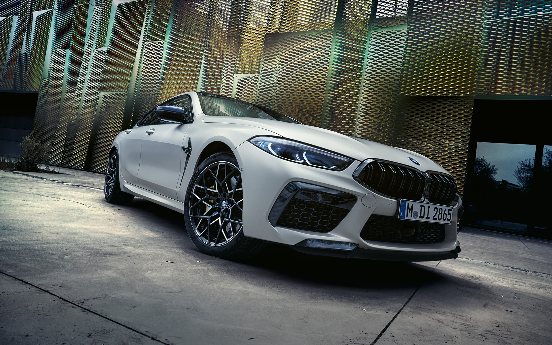 BMW M8 Competition Gran Coupé F93 LCI 2022 kolm neljandikku eestvaade BMW M8 Competition Gran Coupé F93 LCI Facelift 2022 BMW Individual Frozen Brilliant White metallik kolm neljandikku eestvaade, madala nurga võte