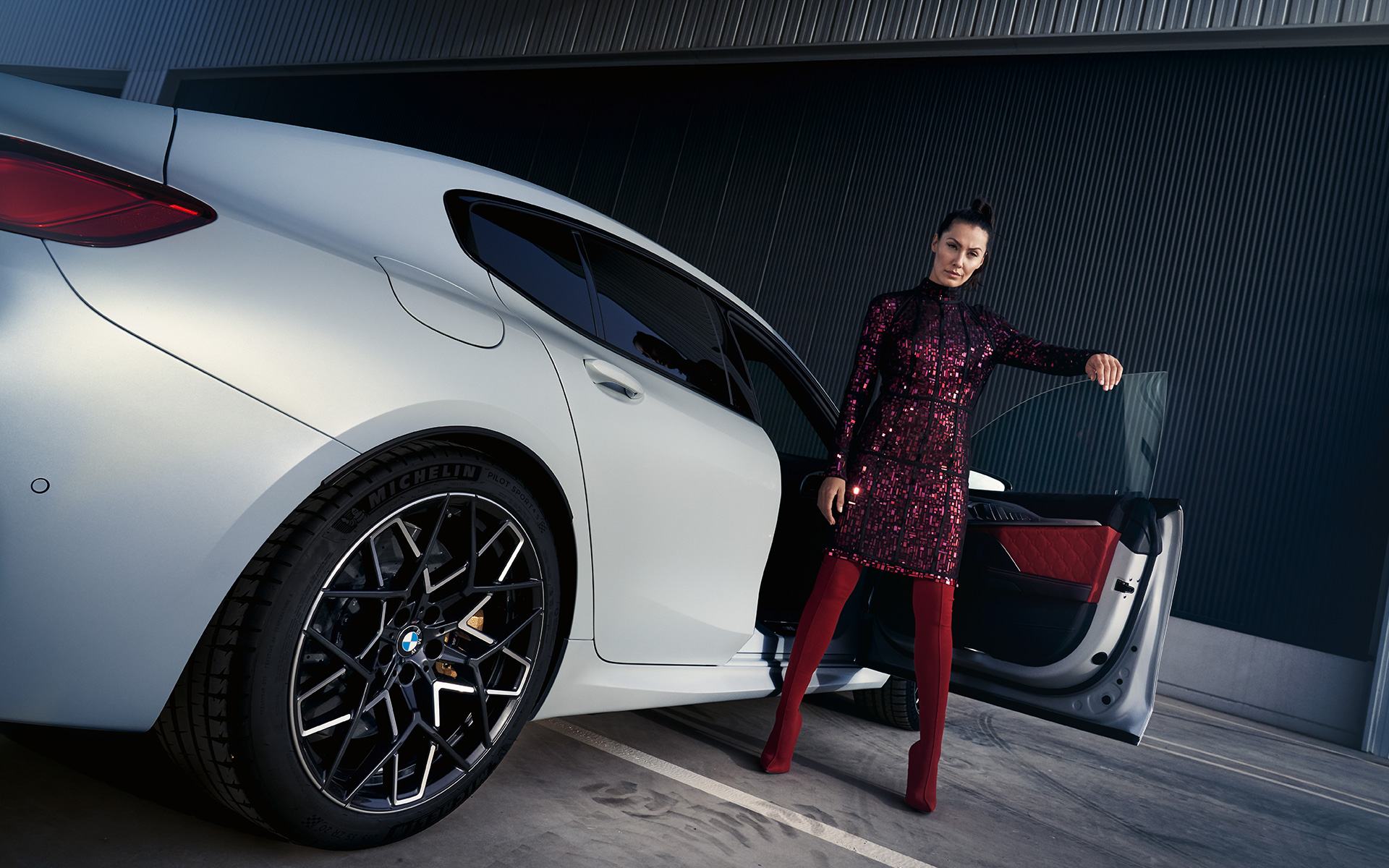 BMW M8 Competition Gran Coupé F93 LCI 2022 kolm neljandikku tagantvaade modelliga, madala nurga võte BMW M8 Competition Gran Coupé F93 LCI Facelift 2022 BMW Individual Frozen Brilliant White metallik kolm neljandikku tagantvaade, madala nurga võte