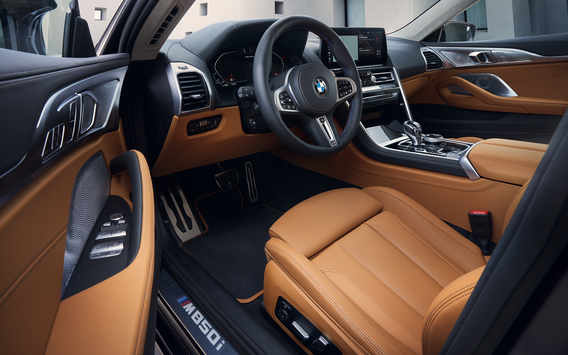 BMW M850i xDrive Gran Coupé G16 LCI Facelift 2022 salong, juhikoht BMW M850i xDrive Gran Coupé G16 LCI Facelift 2022 salongivaade läbi avatud juhiukse