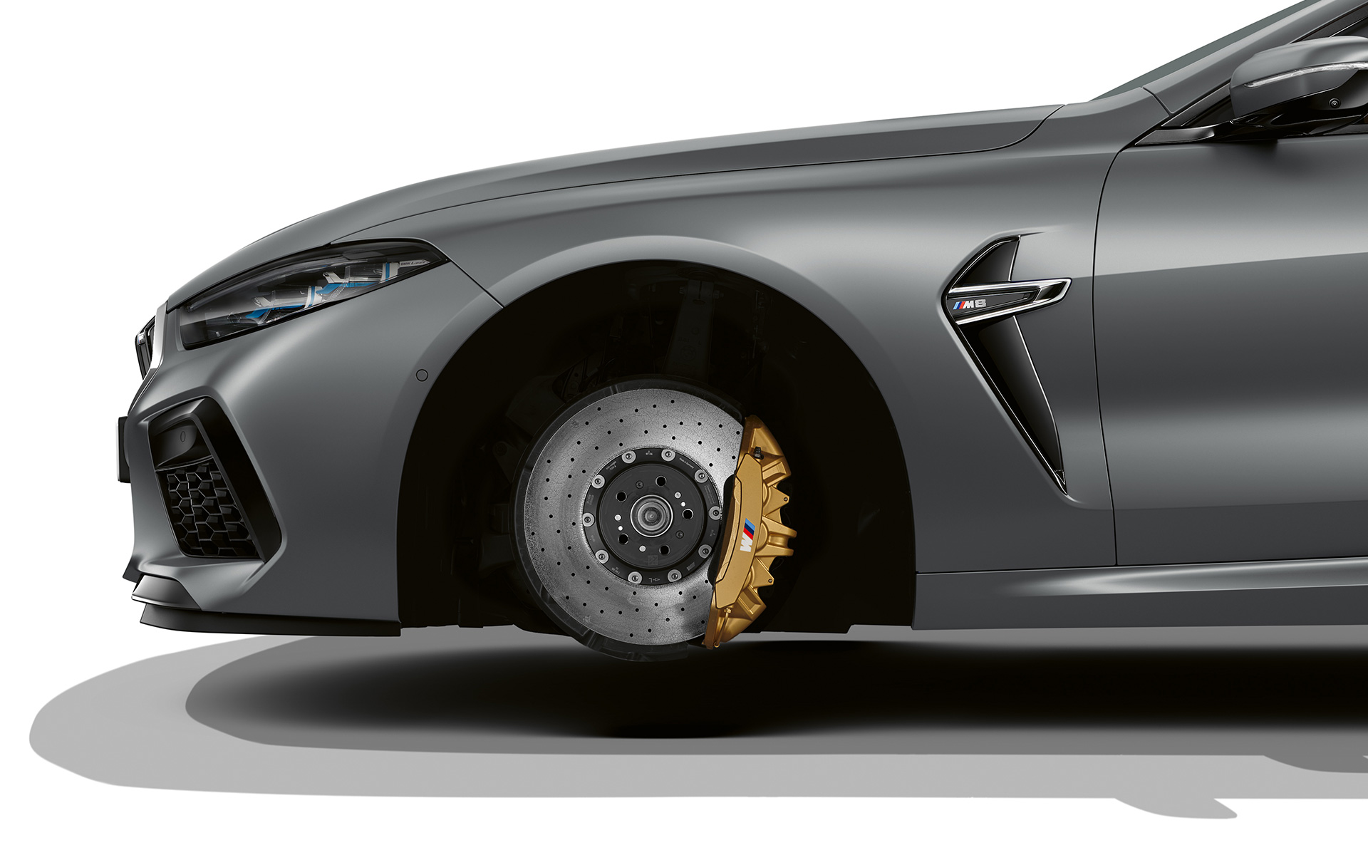 M Carbon keraamilised pidurid, BMW M8 Gran Coupé F93 LCI Facelift 2022 BMW M8 Gran Coupé F93 LCI Facelift 2022, BMW Individual Frozen Pure Grey metallik, M Carbon keraamiline pidur ilma rehvita