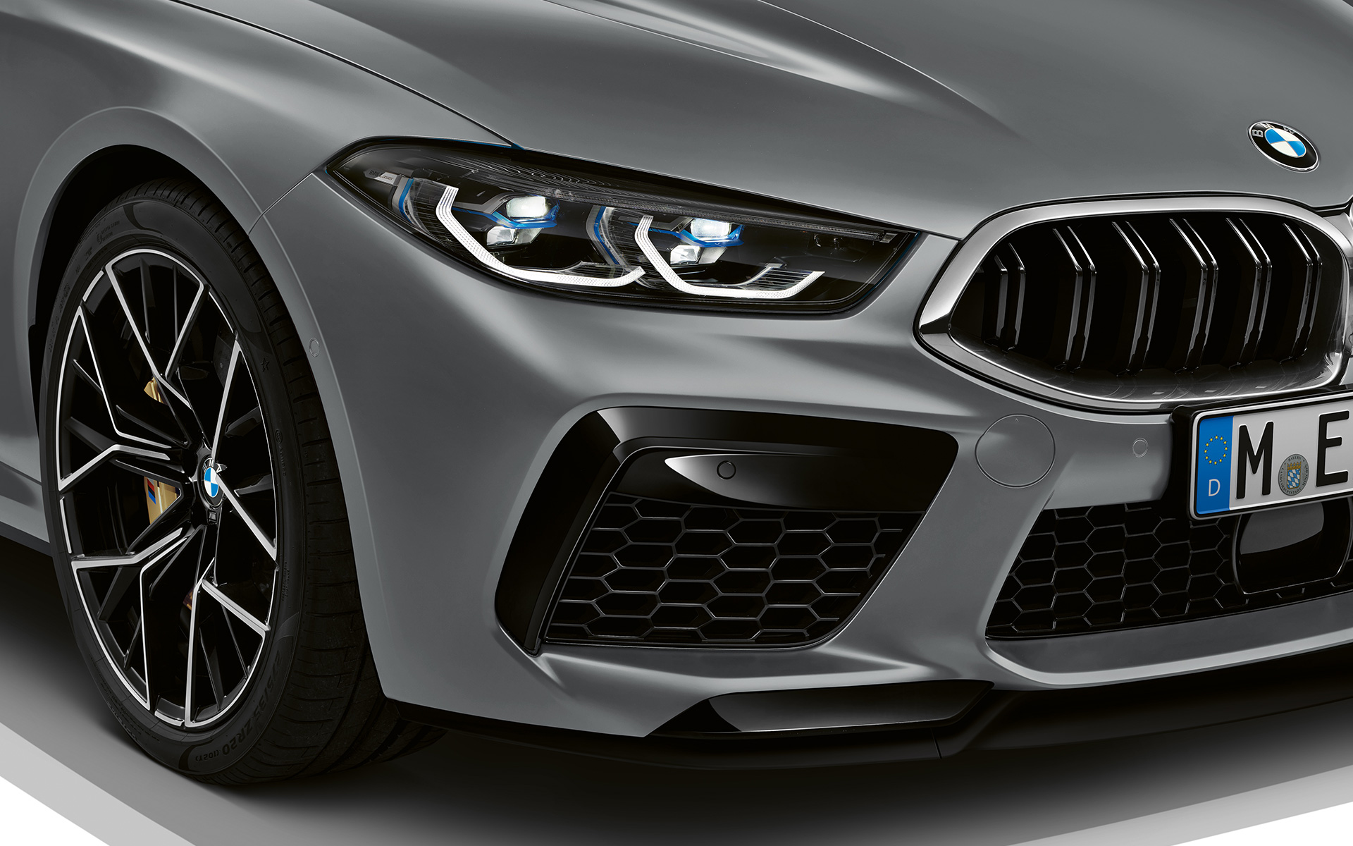 M-esispoiler, BMW M8 Gran Coupé F93 LCI Facelift 2022 BMW M8 Gran Coupé F93 LCI Facelift 2022, BMW Individual Frozen Pure Grey metallik, M-esispoiler, lähivõte