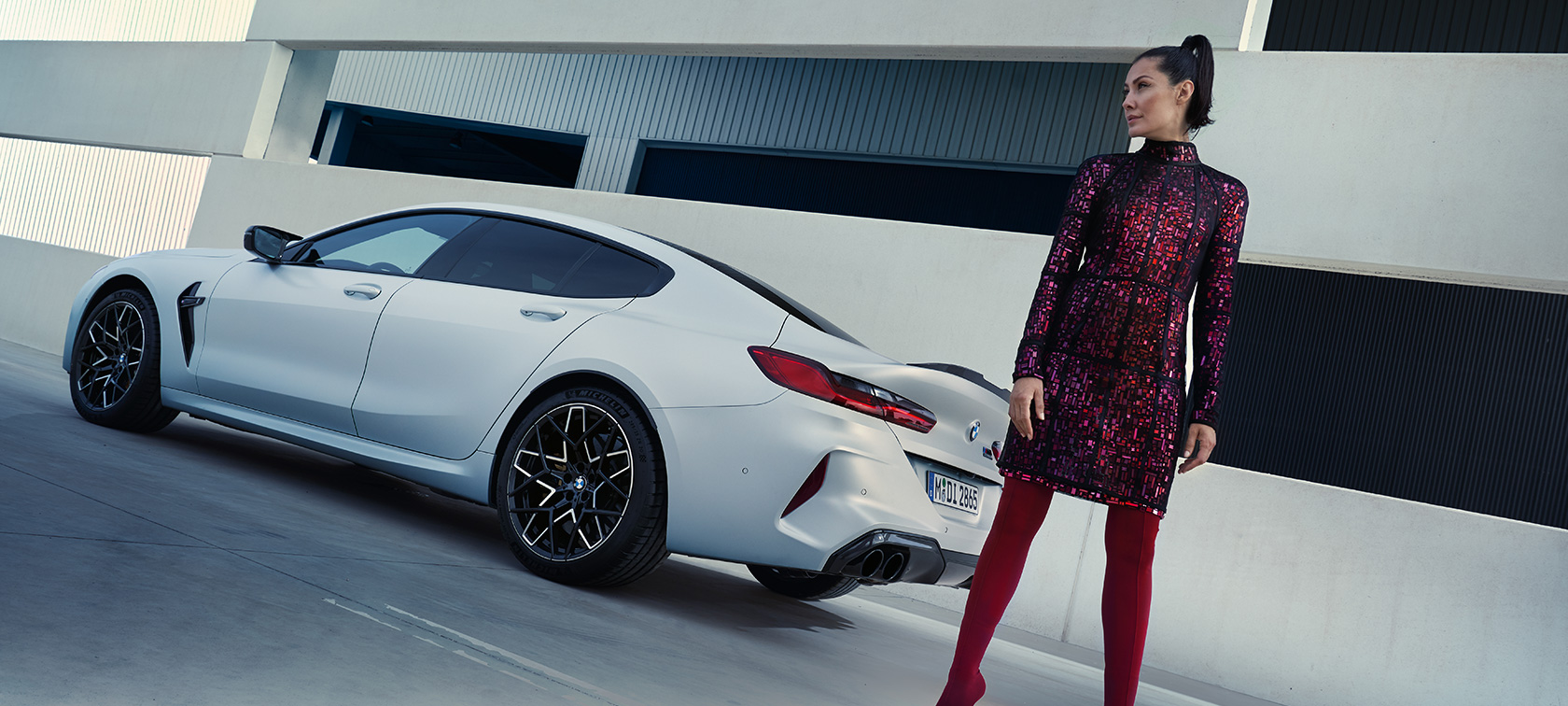 Kolm neljandikku eestvaade, BMW M8 Gran Coupé F93 LCI Facelift 2022 BMW M8 Gran Coupé F93 LCI Facelift 2022, BMW Individual Frozen Pure Grey metallik, kolm neljandikku eestvaade, võte madala nurga alt