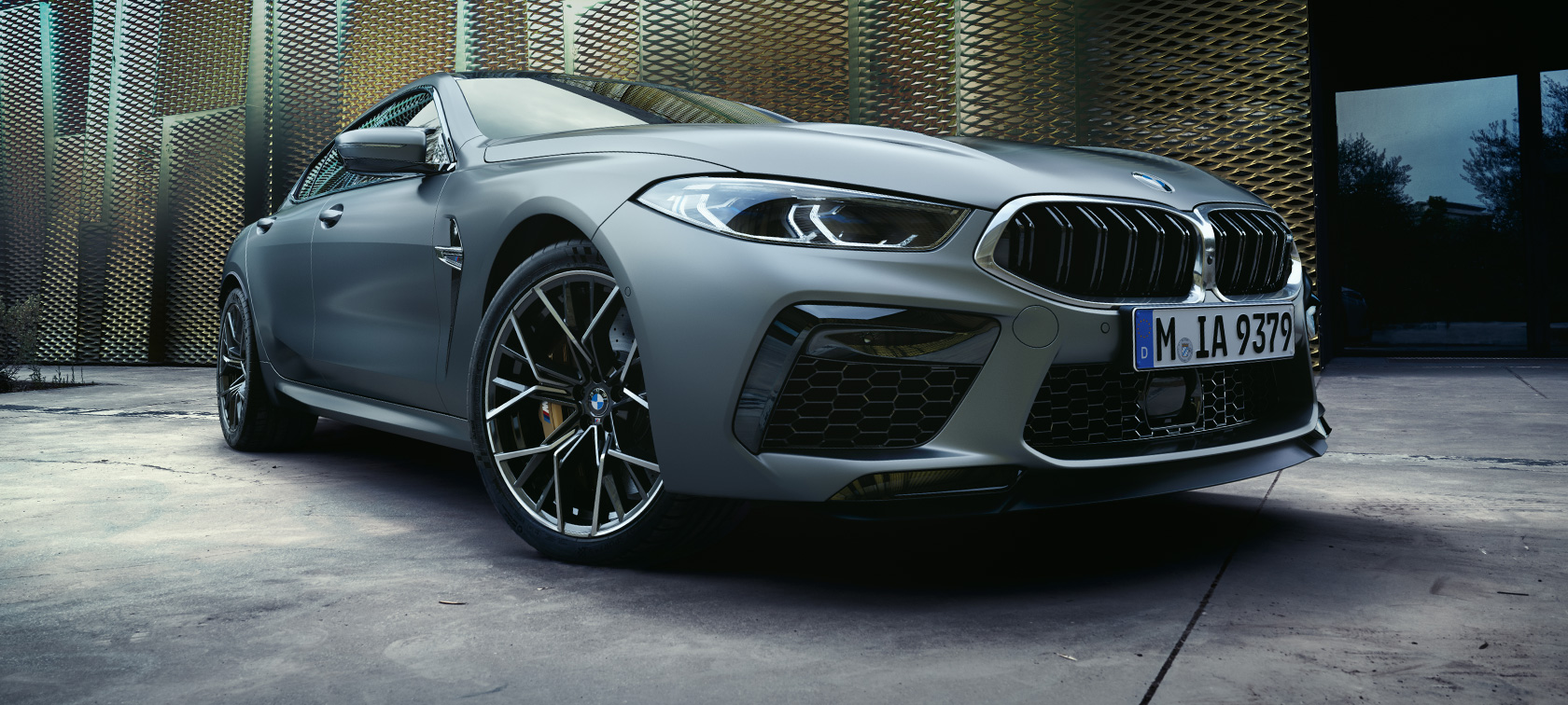 BMW M8 Gran Coupé F93 LCI Facelift 2022 kolm neljandikku eestvaade BMW M8 Gran Coupé F93 LCI Facelift 2022 BMW Individual Frozen Pure Grey metallik kolm neljandikku eestvaade, madala nurga võte