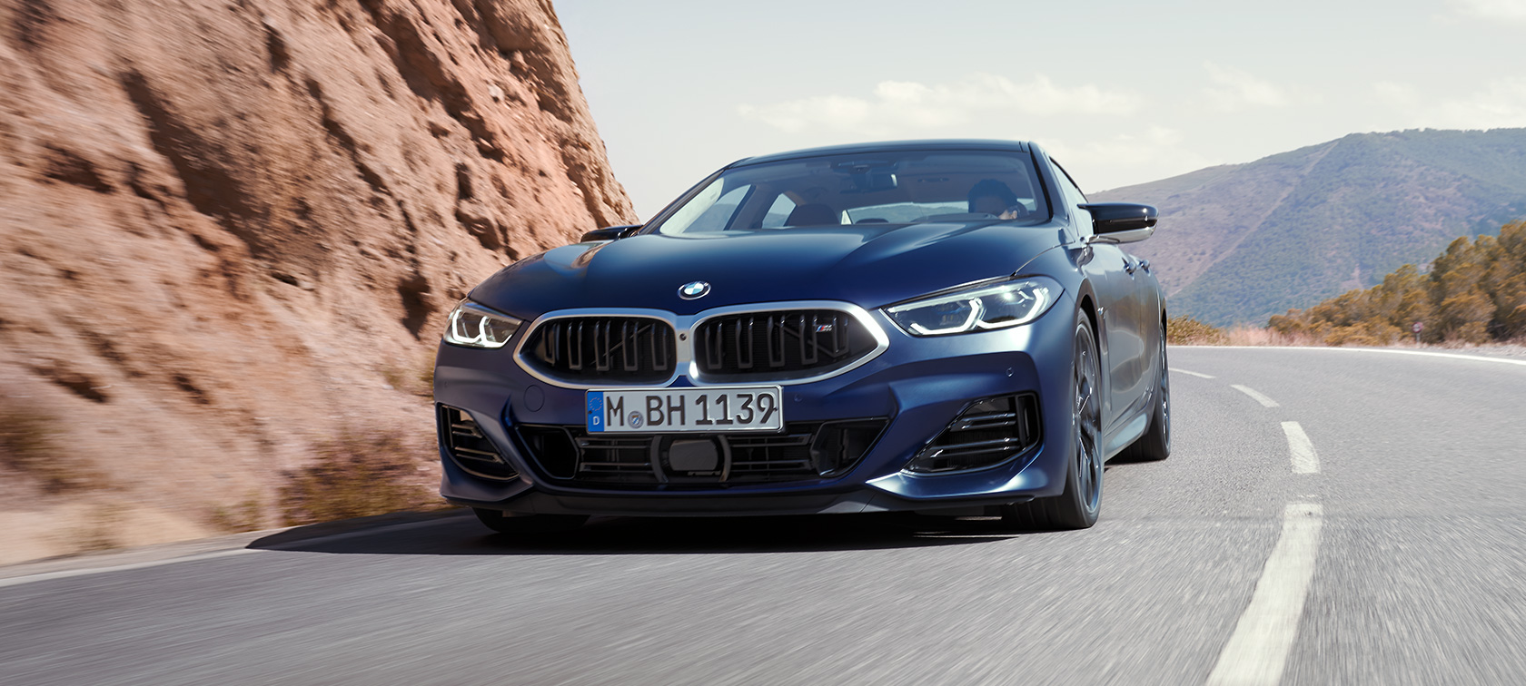 BMW M850i xDrive Gran Coupé G16 LCI Facelift 2022 kolm neljandikku eestvaade sõites BMW M850i xDrive Gran Coupé G16 LCI Facelift 2022 BMW Individual Frozen Tanzanite Blue metallik kolm neljandikku eestvaade sõites läbi kurvi