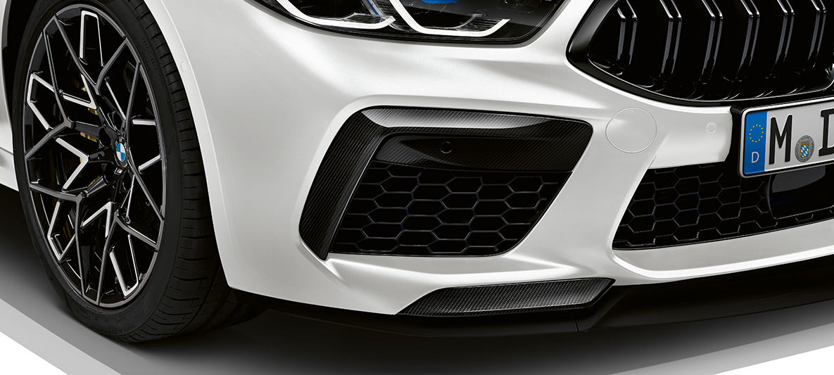 BMW M8 Competition Gran Coupé l F93 LCI Facelift 2022, M Carbon kerepakett, süsinikkiust eesmine jaotur BMW M8 Competition Gran Coupé l F93 LCI Facelift 2022 BMW Individual Frozen Brilliant White metallik M Carbon kerepakett, süsinikkiust eesmine jaotur, lähivaade