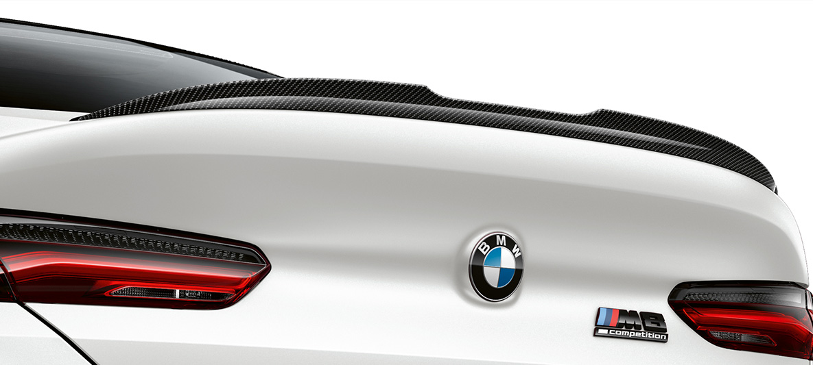 BMW M8 Competition Gran Coupé F93 LCI Facelift 2022, M Carbon kerepakett, süsinikkiust tagaspoiler BMW M8 Competition Gran Coupé l F93 LCI Facelift 2022 BMW Individual Frozen Brilliant White metallik M Carbon kerepakett, süsinikkiust tagaspoiler, lähivaade