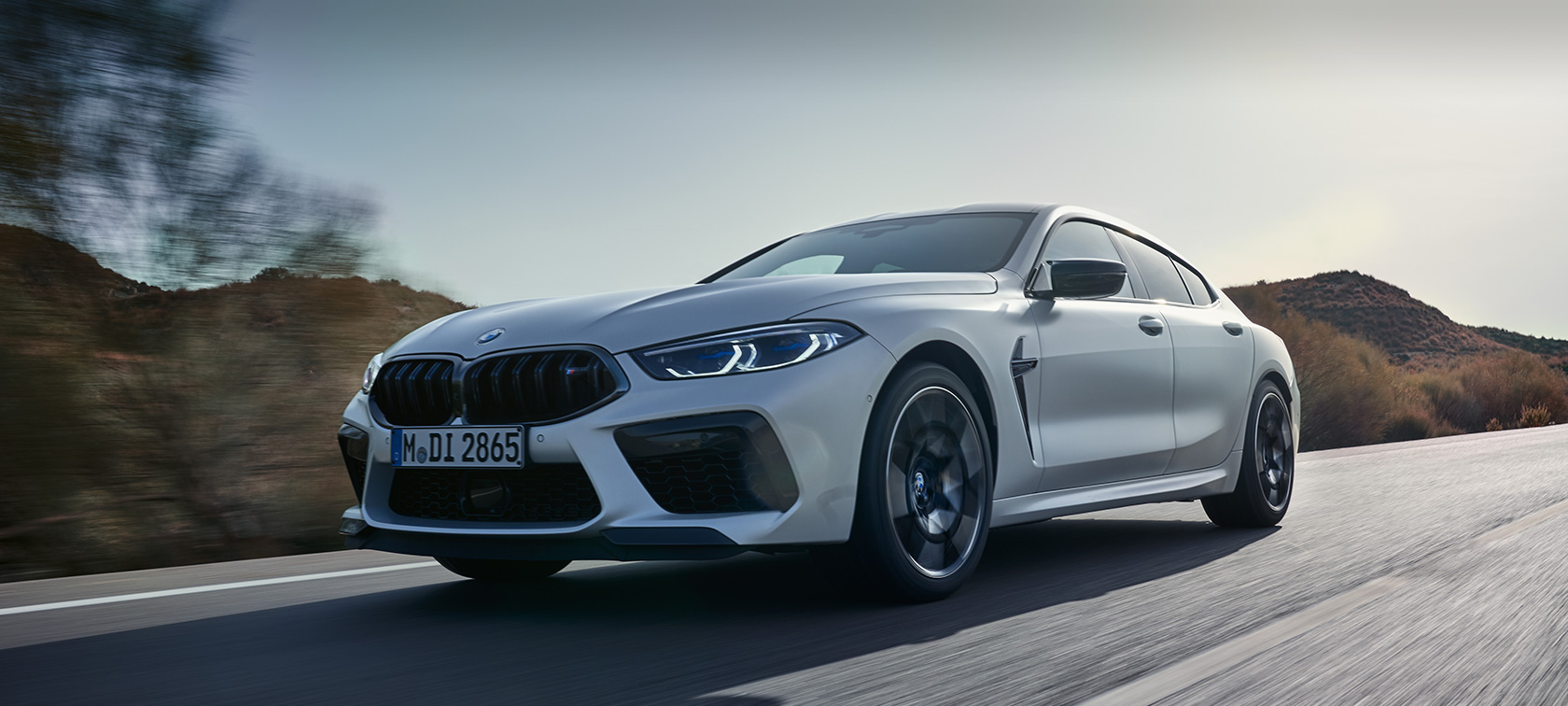BMW M8 Competition Gran Coupé F93 LCI Facelift 2022 BMW Individual Frozen Brilliant White metallik kolm neljandikku eestvaade sõites