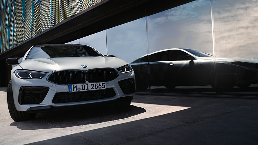 BMW M8 Competition Gran Coupé F93 LCI Facelift 2022 tehnilised andmed BMW M8 Competition Gran Coupé F93 LCI Facelift 2022 BMW Individual Frozen Brilliant White metallik eestvaade, tehnilised andmed