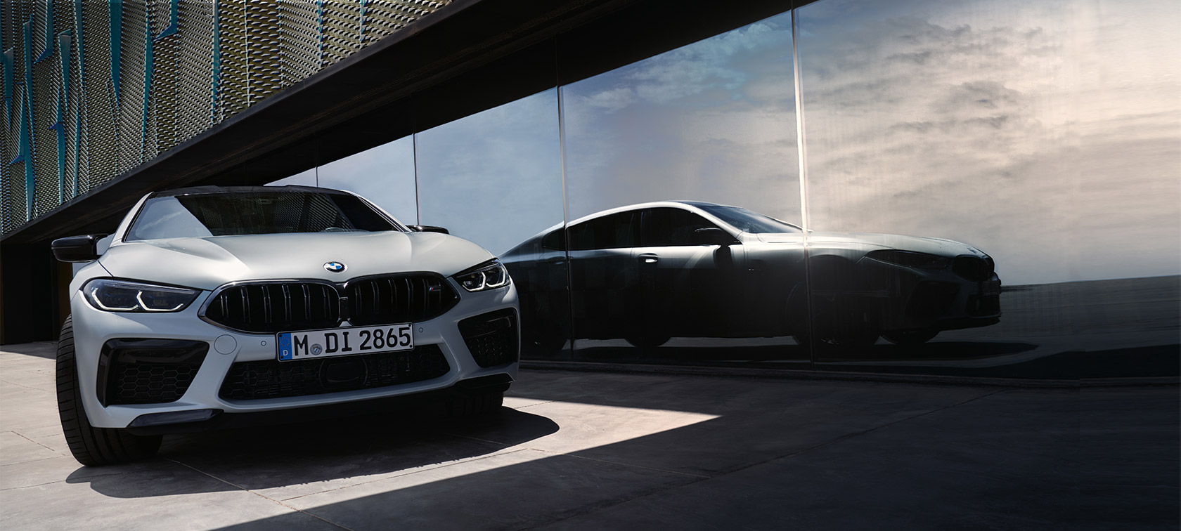 BMW M8 Competition Gran Coupé F93 LCI Facelift 2022 eestvaade BMW M8 Competition Gran Coupé F93 LCI Facelift 2022 BMW Individual BMW Individual Frozen Brilliant White metallik eestvaade silueti peegeldusega aknal