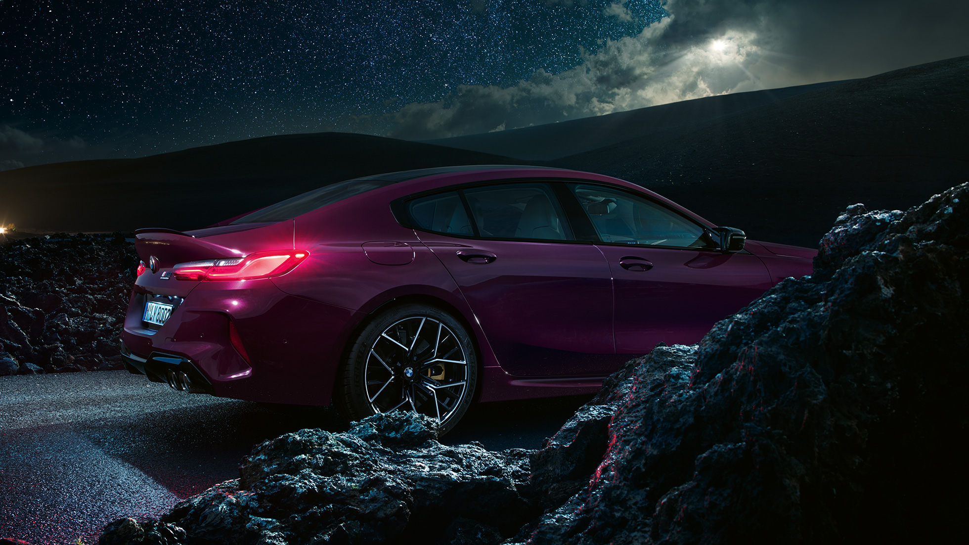 BMW M8 Competition Gran Coupé, külgvaade. BMW M8 Competition Gran Coupé F93 2020 BMW Individual Ametrine metallik, külgvaade