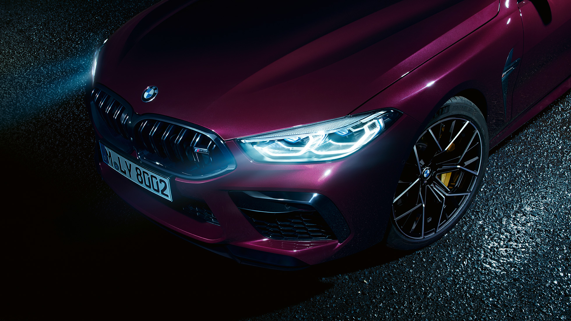 BMW M8 Competition Gran Coupé, eestvaade lähedalt BMW M8 Competition Gran Coupé koos BMW Laserlight F93 2020 BMW Individual Ametrine metallik, külgvaade lähedalt