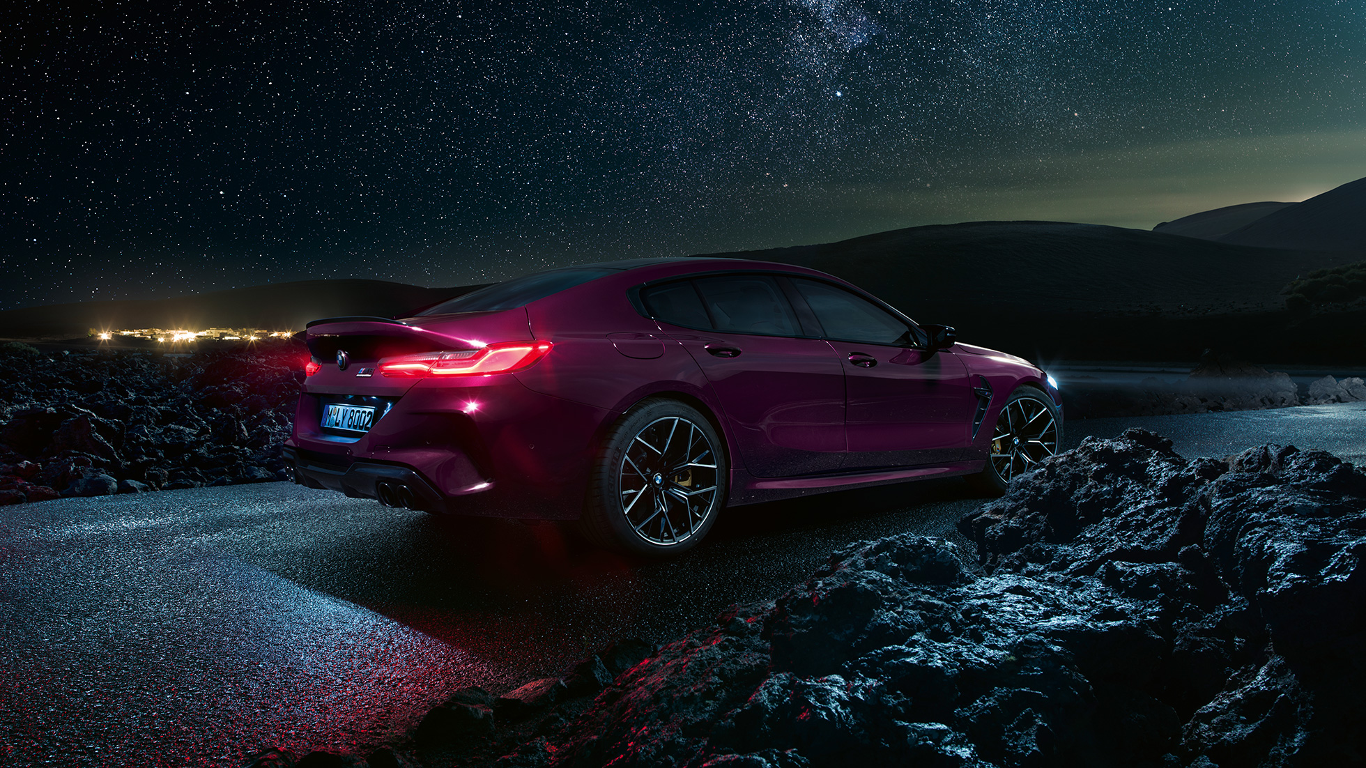 BMW M8 Competition Gran Coupé, kolm neljandikku külgvaade tagant BMW M8 Competition Gran Coupé F93 2020 BMW Individual Ametrine metallik kolm neljandikku külgvaade tagant