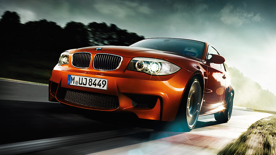 BMW 1. seeria M Coupé E82 neljandikku eestvaade, tänaval sõitmas BMW M-seeria, BMW 1. seeria M Coupé E82 neljandikku eestvaade, tänaval sõitmas