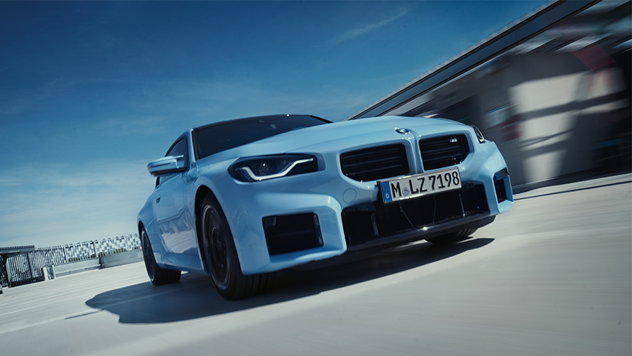 BMW M2 G87, eestvaade tänaval sõites BMW M-seeria, BMW M2 G87, eestvaade tänaval sõites