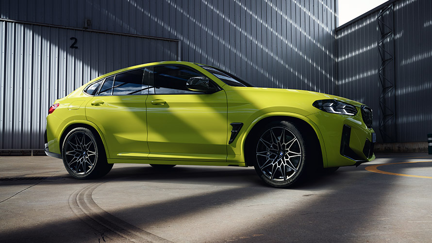 BMW X4 M F98 külgvaade, seismas BMW M-seeria BMW X4 M F98 külgvaade, seismas