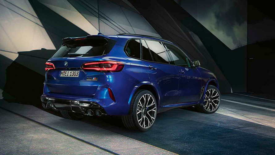 BMW X5 M F95 kolm neljandikku tagantvaade, seismas BMW M-seeria BMW X5 M F95 kolm neljandikku tagantvaade, seismas