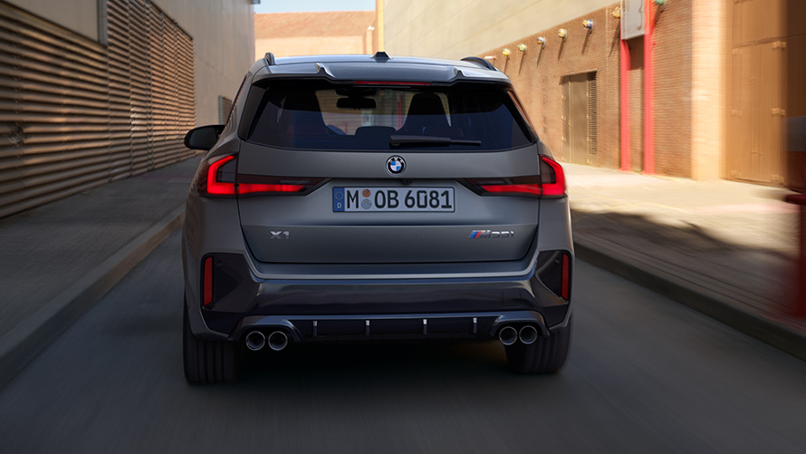BMW X1 M35i xDrive BMW X1 M35i xDrive, tagantvaade sõites