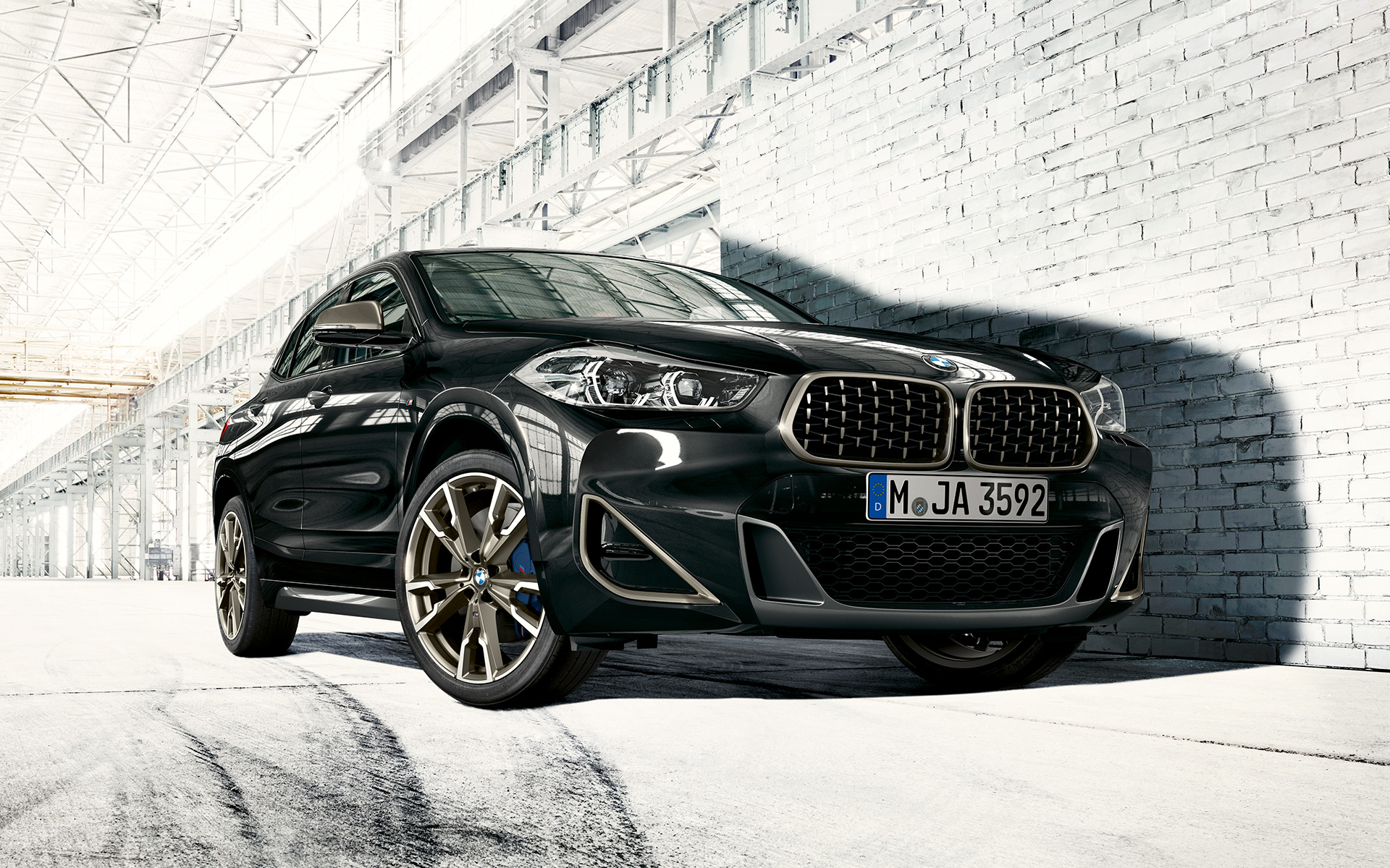BMW X2 M35i (F39), Sapphire Black metallik, kaheosaline neerukujuline iluvõre, kolm neljandikku eestvaade seistes