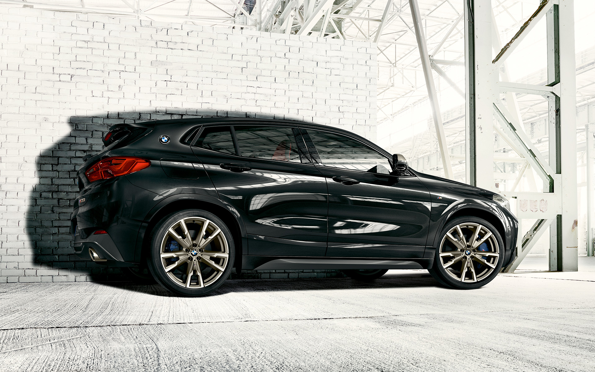 BMW X2 M35i (F39), Sapphire Black metallik, M-kergmetallveljed, külgvaade seistes