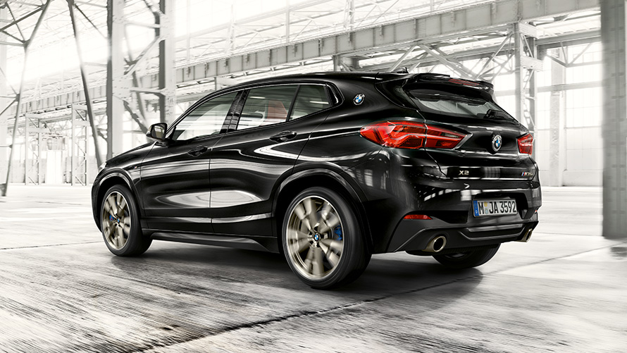 BMW X2 M35i (F39), Black Sapphire metallik, kolm neljandikku tagantvaade sõites BMW X2 M35i (F39), Black Sapphire metallik, kolm neljandikku tagantvaade sõites