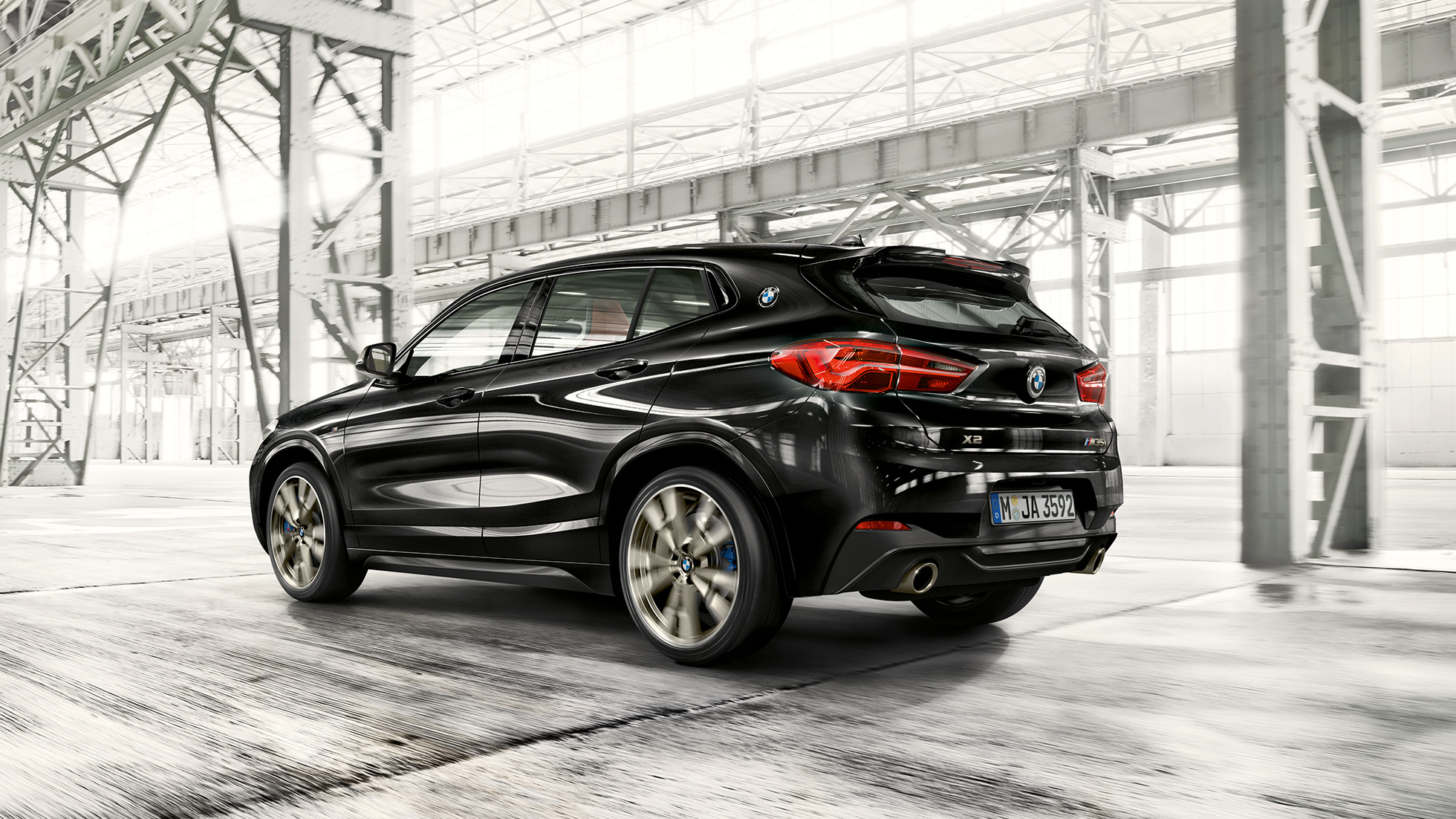 BMW X2 M35i sõidudünaamika BMW X2 M35i F39 2018 Sapphire Black metallik sõidudünaamika, kolm neljandikku tagantvaade