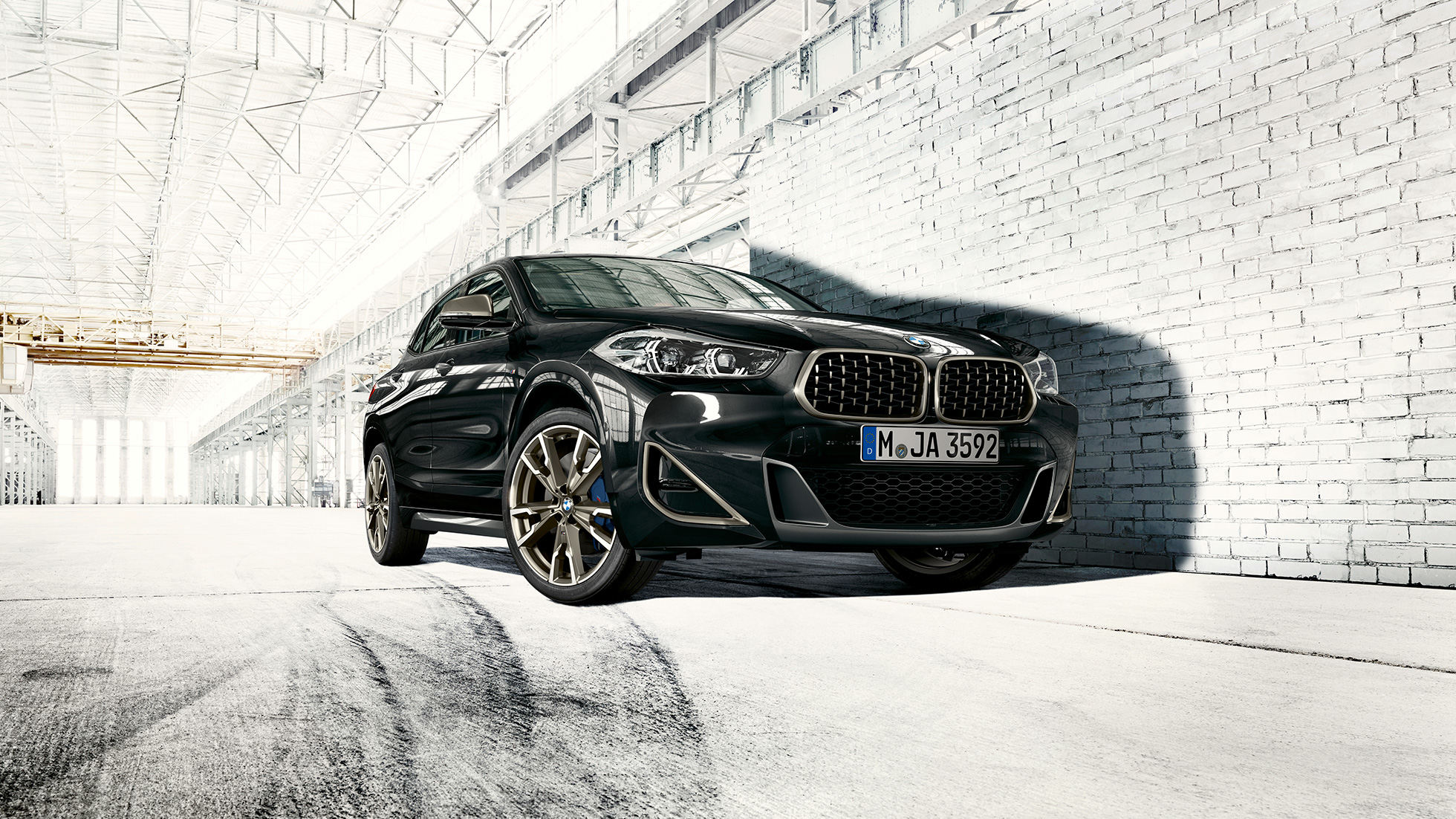 BMW X2 M35i kaheosaline neerukujuline iluvõre BMW X2 M35i F39 Sapphire Black metallik, kaheosaline neerukujuline iluvõre, kolm neljandikku eestvaade