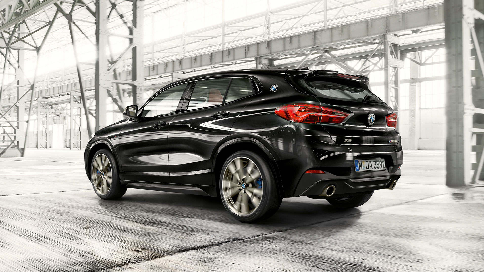 BMW X2 M35i M-tagaspoiler BMW X2 M35i F39 Sapphire Black metallik, M-tagaspoiler, kolm neljandikku eestvaade
