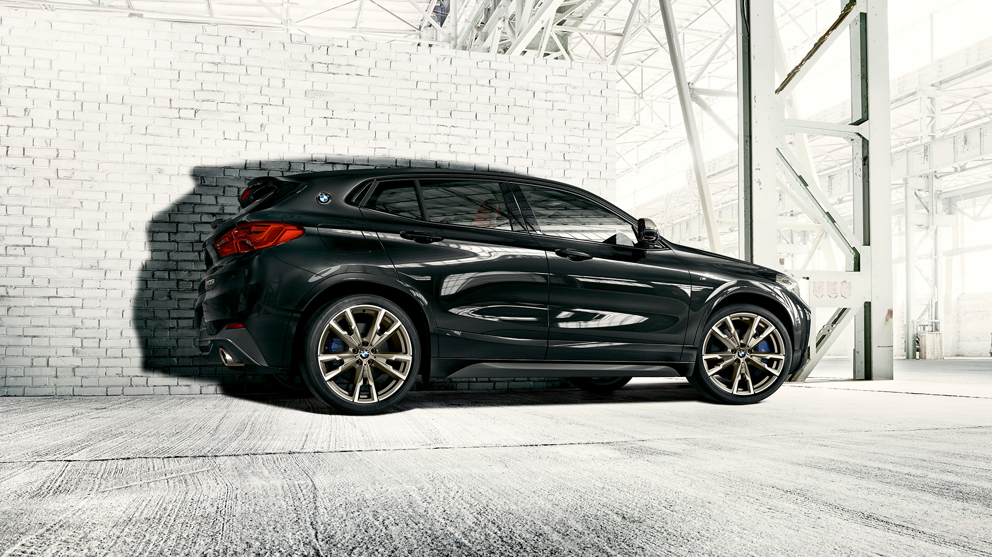 BMW X2 M35i, M-kergmetallveljed BMW X2 M35i F39 Sapphire Black metallik, M-kergmetallveljed, külgvaade