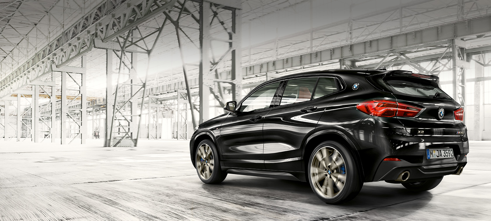 BMW X2 M35i, kolm neljandikku tagantvaade BMW X2 M35i F39 Sapphire Black metallik, kolm neljandikku tagantvaade
