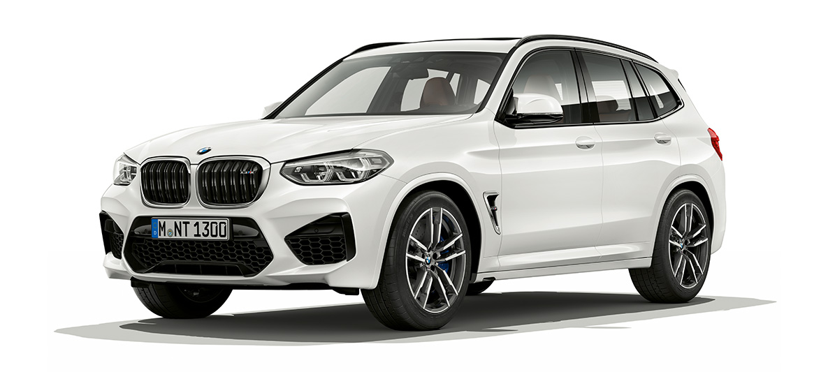 BMW X3 M, kolm neljandikku külgvaade. Alpine White värvi BMW X3 M, välisilme, kolm neljandikku külgvaade.