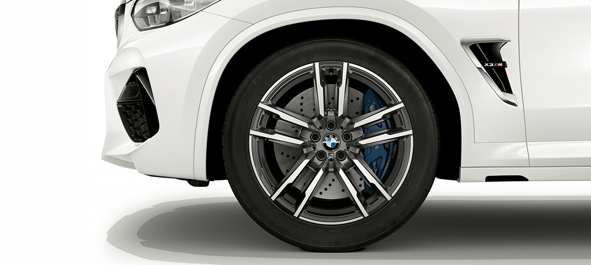 BMW X3 M, 20-tollised Orbit Grey tooni M-kergmetallveljed. Alpine White värvi BMW X3 M, välisilme, 20-tollised Orbit Grey tooni M-kergmetallveljed.