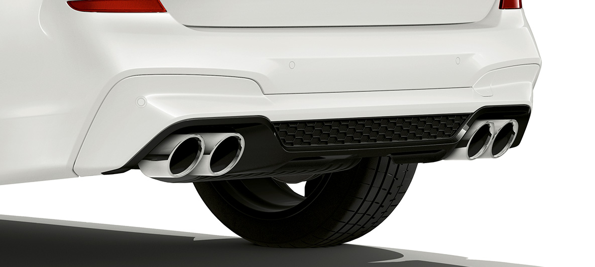 BMW X3 M, tagaosa koos kroomitud summutitorudega. Alpine White värvi BMW X3 M, välisilme, tagaosa koos kroomitud summutitorudega.