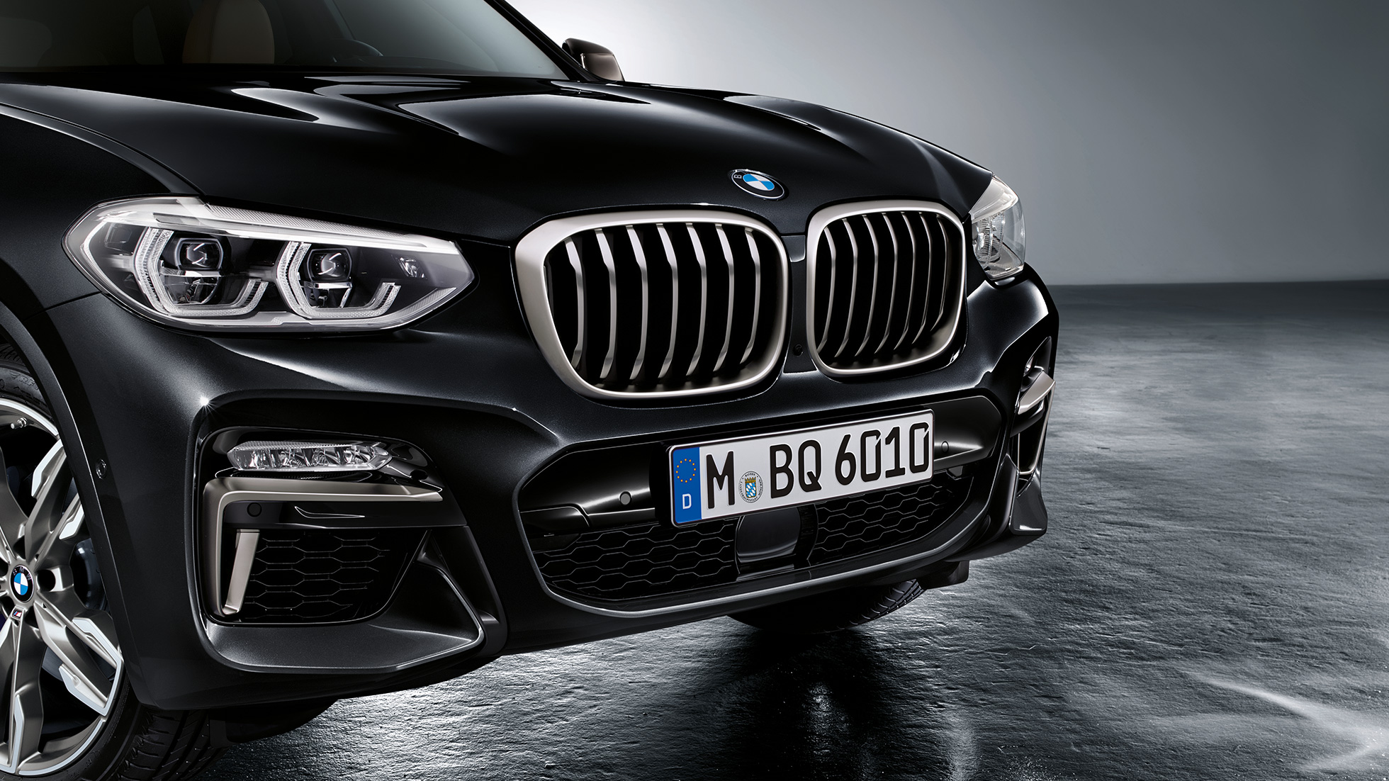BMW X3 M40i ja BMW X3 M40d, esiosa. Black Sapphire metallikvärvi BMW X3 M40i ja BMW X3 M40d, välisilme, esiosa Cerium Grey värvi disainielementidega.