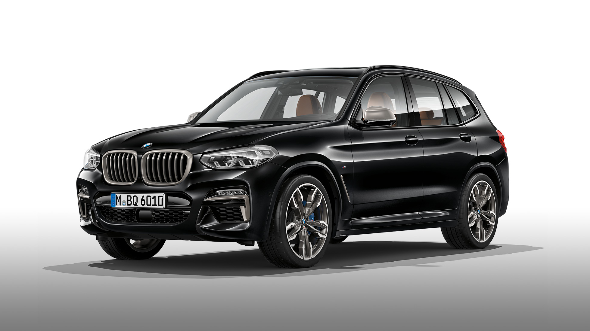 BMW X3 M40i ja BMW X3 M40d, külgvaade. Black Sapphire metallikvärvi BMW X3 M40i ja BMW X3 M40d, välisilme, külgvaade.