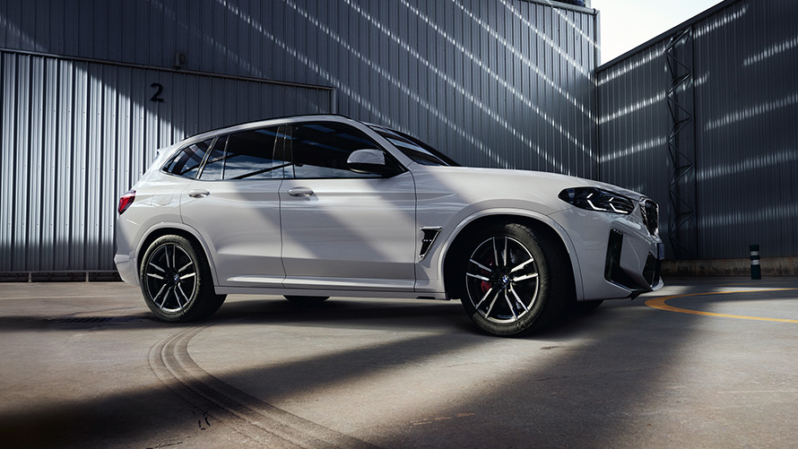 BMW X3 M F97 LCI Facelift 2021, toonis Alpine White, külgvaade seismas