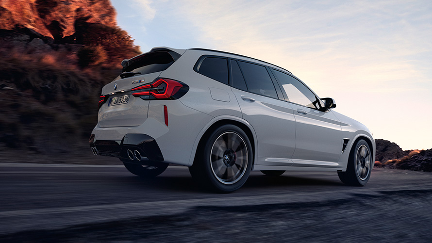 BMW X3 M F97 LCI Facelift 2021, toonis Alpine White, külgvaade, madal võttenurk
