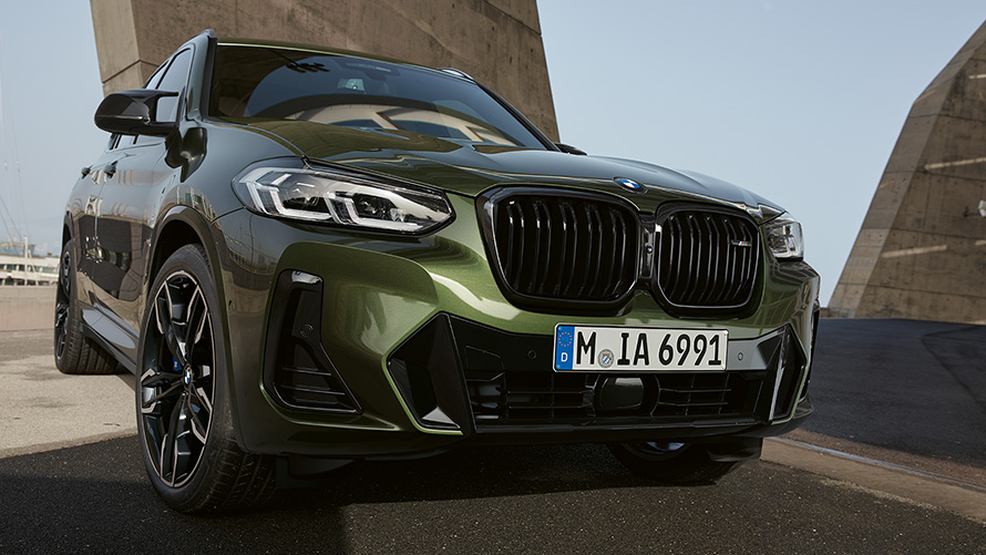 BMW X3 M40i G01 LCI Facelift 2021, toonis Malachite Green metallik, eestvaade seismas