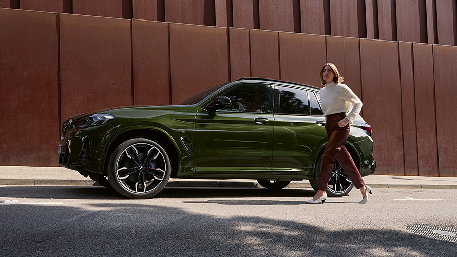 BMW X3 M40i G01 LCI Facelift 2021, toonis Malachite Green metallik, külgvaade naismodelliga