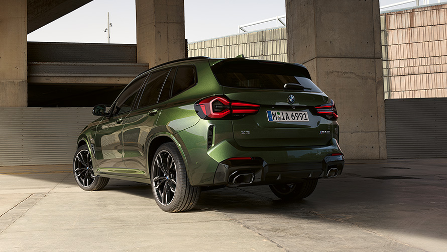 BMW X3 M40i G01 LCI Facelift 2021, toonis Malachite Green metallik, kolm neljandikku tagantvaade seismas