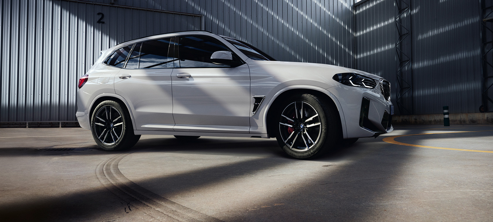 BMW X3 M F97 LCI Facelift 2021, kolm neljandikku külgvaade BMW X3 M F97 LCI Facelift 2021, toonis Alpine White, kolm neljandikku külgvaade