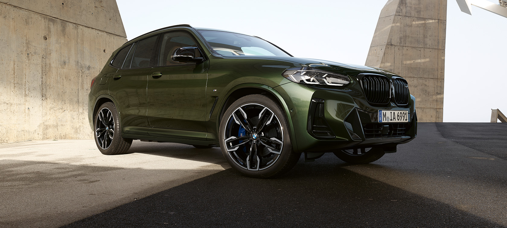 BMW X3 M40i G01 LCI Facelift 2021, kolm neljandikku eestvaade seismas BMW X3 M40i G01 LCI Facelift 2021, toonis Malachite Green metallik, kolm neljandikku eestvaade seismas