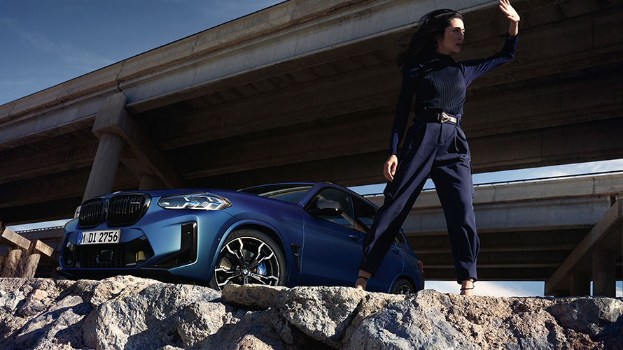 BMW X3 M Competition F97 LCI Facelift 2021, kolm neljandikku eestvaade koos modelliga BMW X3 M Competition F97 LCI Facelift 2021, toonis BMW Individual Frozen Portimao Blue metallik, kolm neljandikku eestvaade koos modelliga