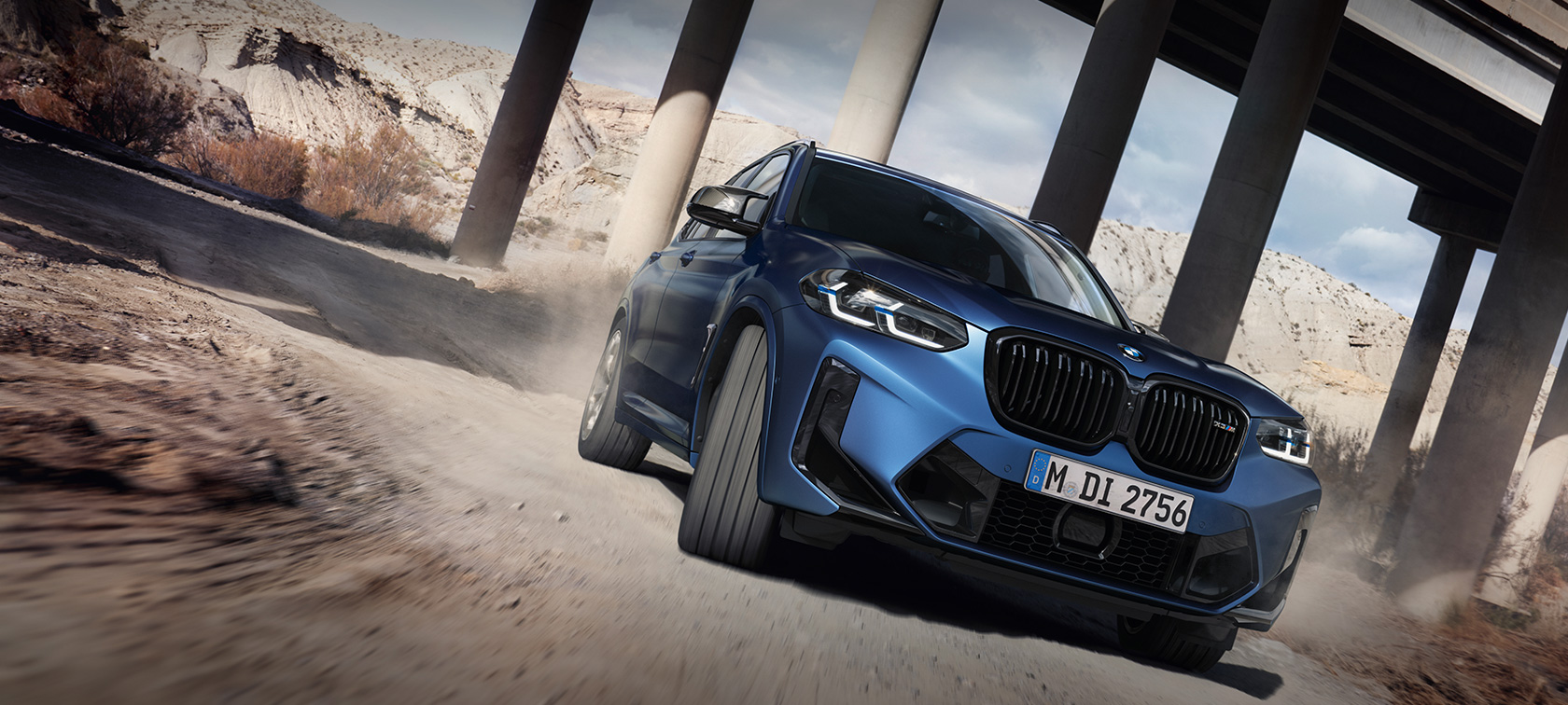BMW X3 M Competition F97 LCI Facelift 2021, toonis Frozen Marina Bay Blue metallik, kolm neljandikku eestvaade sõitmas