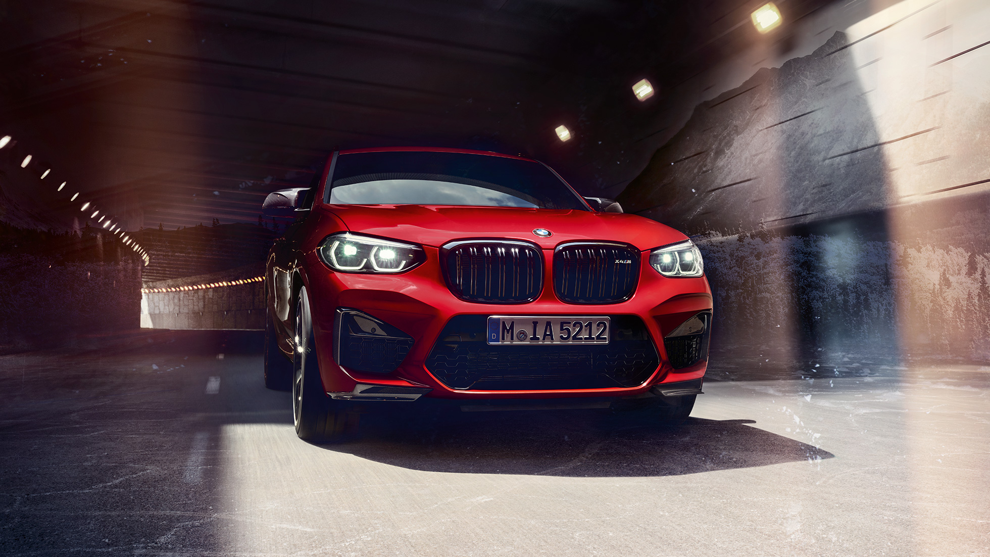 BMW X4 M Competition, kolm neljandikku eestvaade. Toronto Red metallikvärvi BMW X4 M Competition, välisilme, kolm neljandikku eestvaade.