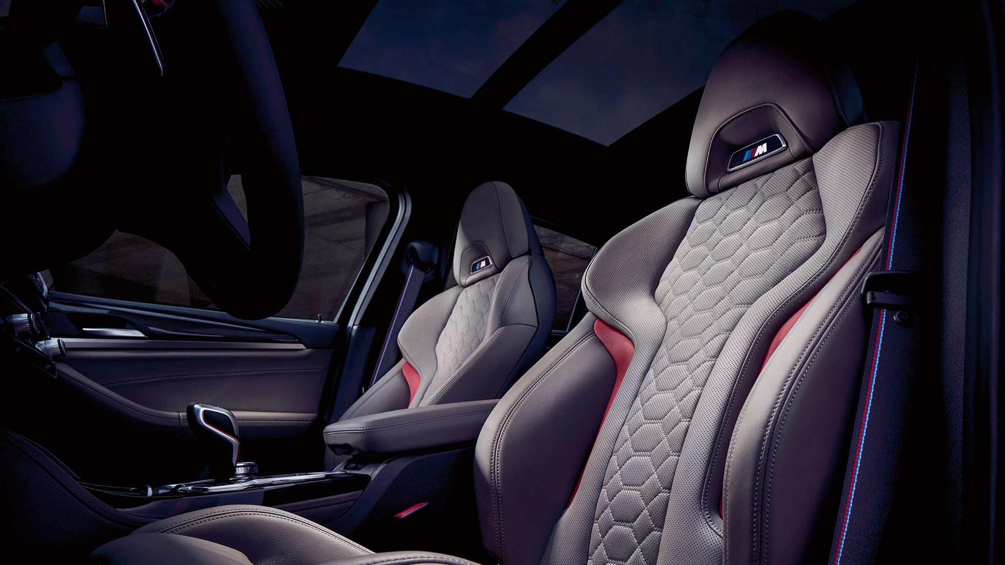 BMW X4 M Competition, M-sportistmed. BMW X4 M Competition, salong, nahast M-sportistmed 'Merino' Adelaide Grey.