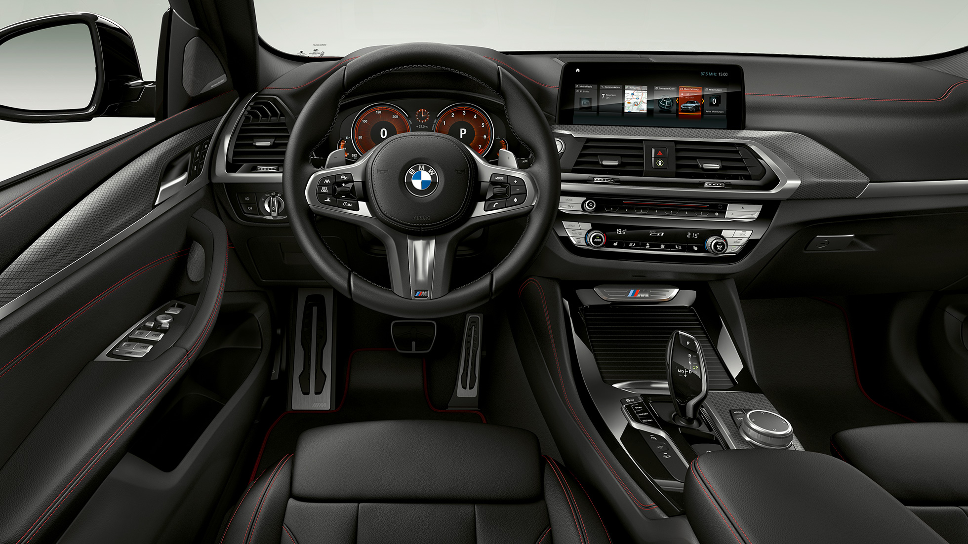 BMW X4 M40i ja BMW X4 M40d, juhikoht. BMW X4 M40i ja BMW X4 M40d, salong, juhikoht koos sportistmetega ja nahkkattega M-rooliga.