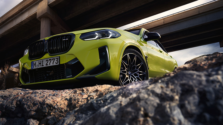 BMW X4 M Competition F98 LCI 2021, kolm neljandikku eestvaade BMW X4 M Competition F98 LCI Facelift 2021, toonis Sao Paulo Yellow, kolm neljandikku eestvaade altpoolt, sildade all