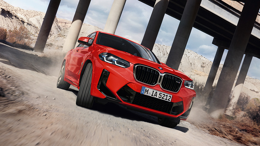 BMW X4 M F98 LCI Facelift 2021, toonis Toronto Red metallik, kolm neljandikku eestvaade sillasammaste ees